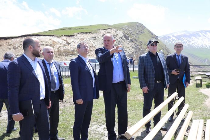 Абдулмуслим Абдулмуслимов осмотрел место строительства водозаборных сооружений в Казбековском районе