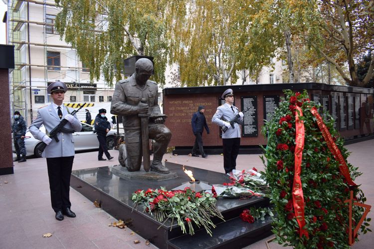 Память погибших сотрудников органов внутренних дел почтили Росгвардейцы Дагестана