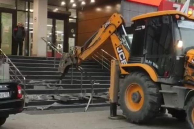 В Махачкале начали демонтировать лестницы коммерческих организаций занявшие тротуары